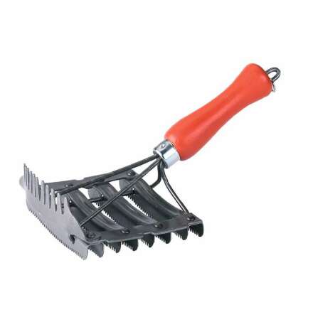 Ryktskrapa i metall med mankam 12 x 12,5 cm, fintandad.